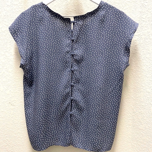 Abercrombie & Fitch Tops - Abercrombie & Fitch Gray & White Polka Dot Top 🤍